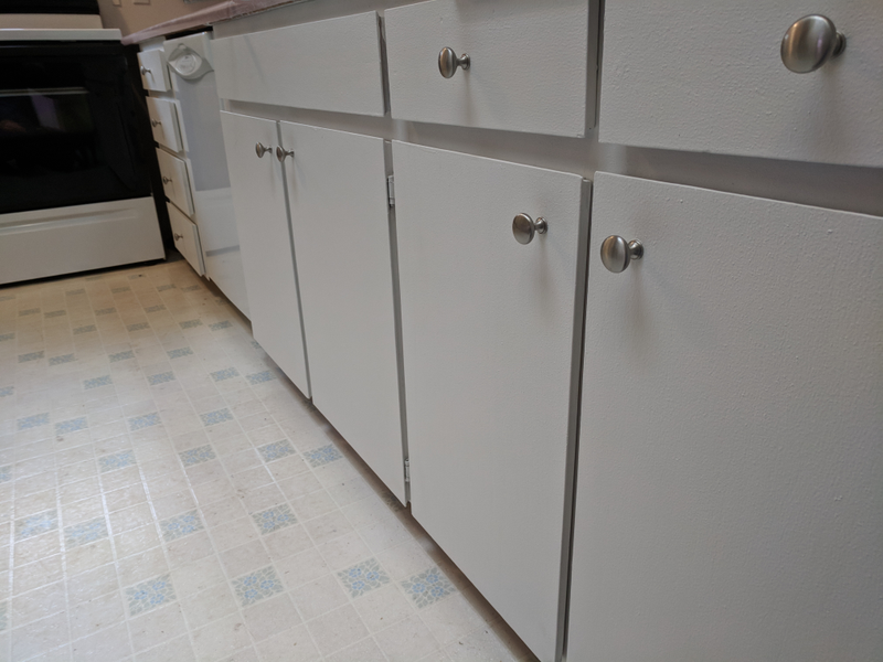 Illustration for article titled We painted our hideous kitchen so that it's less hideous.